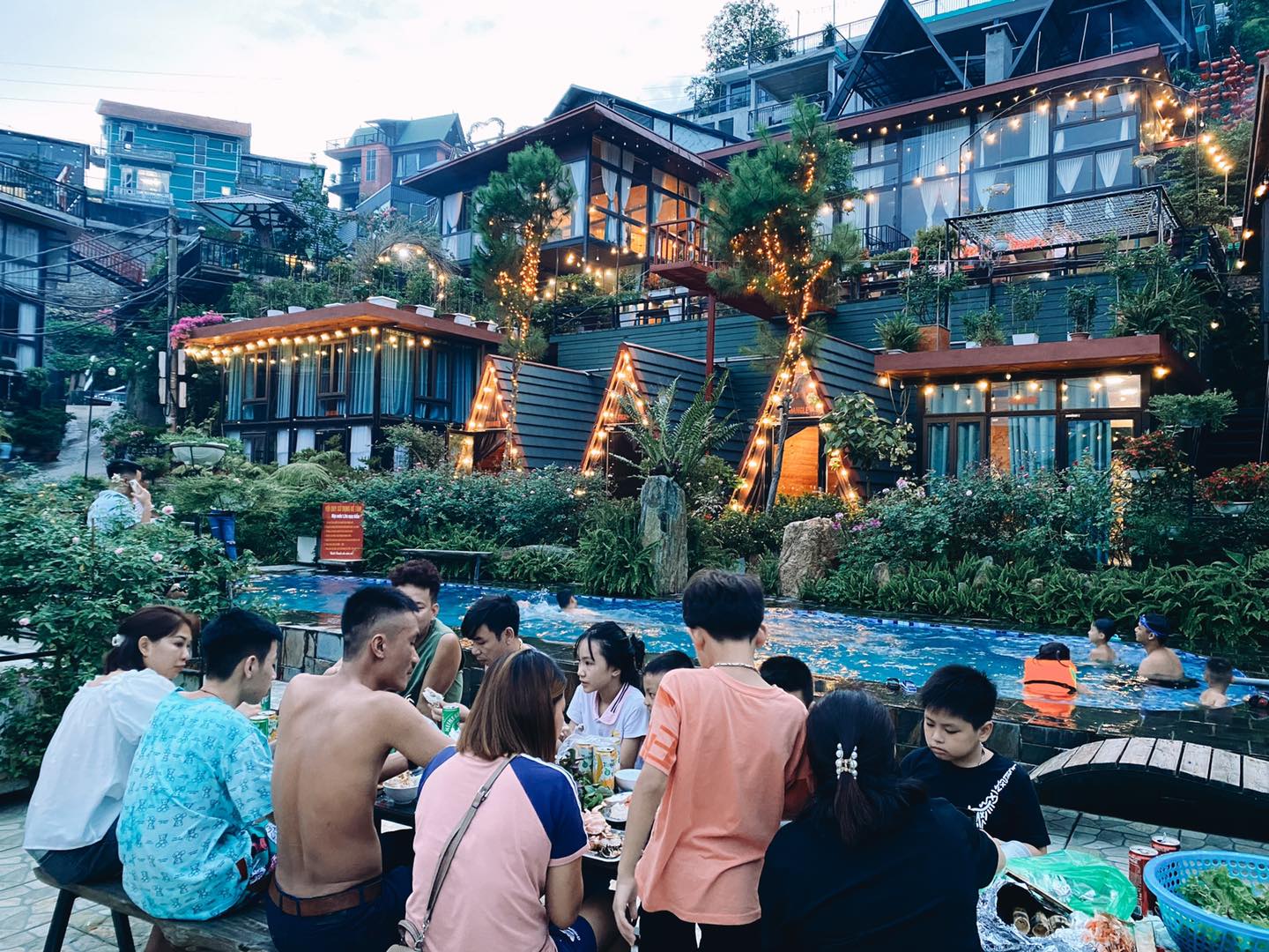 Du khách tổ chức tiệc BBQ tại khuôn viên homestay